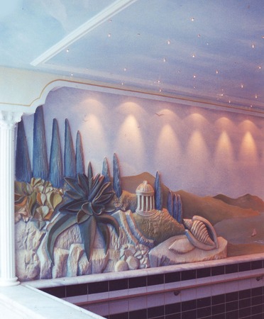Kunst Wand Malerei und modelierte Landschaft für ein optisches 3D Erlebnis in einem Privathallenbad
Kunst Wand Malerei - Trompe loeil - Mural Wandmalerei und Landschaftsplastiken - die aufwendige Schnitzerei macht ein plastisches Raumerlebnis möglich. Zusammen mit der Wandmalerei ergibt es ein wundervolles Stimmungsbild.