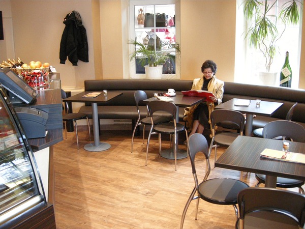 Neues Eis Cafe Bar Design und Planung - für ein kleines Lokal in München
 Eis Cafe Planung und Design - die Vitrine wurde verblendet, der Raum Ton in Ton mit braunen Farbtönen gestaltet, die sich harmonisch zu einem Ganzen verbinden. Eine elegante Eisdiele Gelateria Eiskaffee Interior Design Planung von Alexander Milo