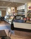 Eis Cafe Bar Interior Design Planung - eine  Gesamtraum Farb Abstimmung
 Eis Cafe Planung und Design - die Vitrine wurde verblendet, ein neues Gesamtlichtdesign integriert und so der Raum zu einem stimmigen Konzept gestaltet. Eine elegante Eisdiele Gelateria Eiskaffee Interior Design Planung von Alexander Milo