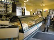 Vorher - Eis Cafe Bestands Ansicht der Kühlvitrine
  Eis Cafe Planung und Design - ein Blick auf die bestehende Eis Vitrine und den Gesamtraum