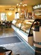 VORHER  - Eis Cafe Bestands Ansicht der Kühlvitrine
 Eis Cafe Planung und Interior Design Ausstattungen - ein Blick auf die bestehende Eis Vitrine und den Gesamtraum