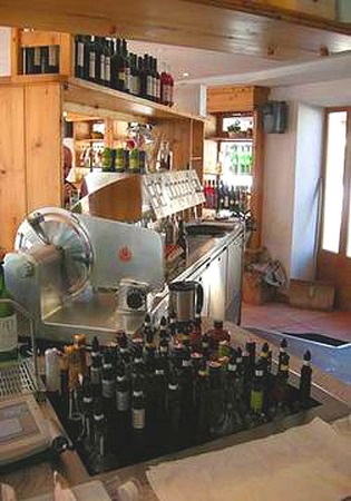 Bar kiosk design in "Schmakerl place", Ruhpolding
Bar Design in Schmakerl place in Ruhpolding - to accommodate a lot of goods in a small area - a eye catcher for all guests