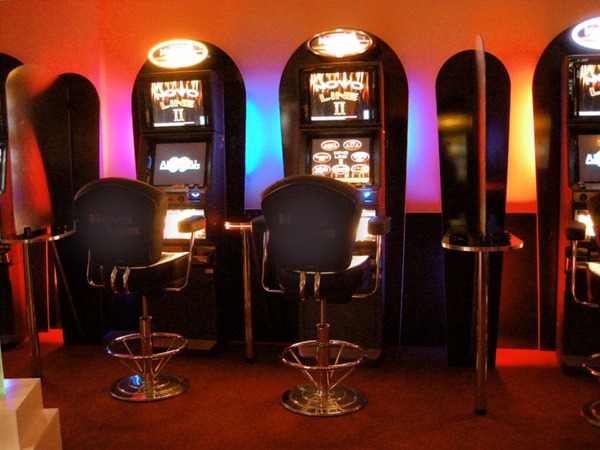 Stimmungsvolles Slot Casino Design im retro look
Slot Casino Planung Interior Design Ausstattungen Schlüsselfertig - für das Palast Casino mit stimmungsvollen, eleganten Farb- und Lichtdesign