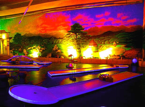 Schwarzlicht Adventure Minigolf 3D Anlagen Planung und Ausstattung
Indoor Schwarzlicht Adventure Mini Golf Anlagen Planung und Design - hier eine Kombination aus Schwarzlicht-Dekor und spannender Wandbemalung - ergibt zusammen eine grandiose stimmungsvolle Abenteuer Minigolf-Anlage ! Adventure Minigolf - ein Erlebnis für die ganze Familie
