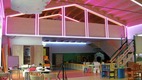 Galerie im Kinder Indoor Fun Park mit vielen Lichtstimmungen und Farbwechsel