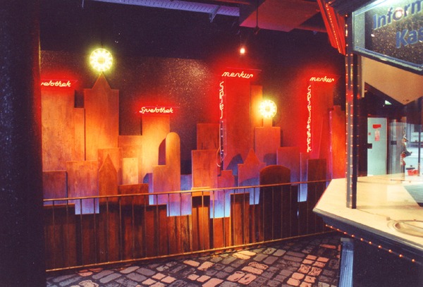 Casino gambling saloon design - light and wall object for a new york silhouette.
This stylized skyline of New York is part of the playhall decoration design and at the same time the CI for this type of gambling hall. The well-designed cashier booths also serve monitoring purposes.