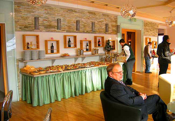 Infine .... il buffet  aperta
In apertura di una piccola festa - la buona atmosfera si respira in tutto l'hotel - come gli ospiti si sentano come a casa ......Hotel Montana, Bad Mitterndorf