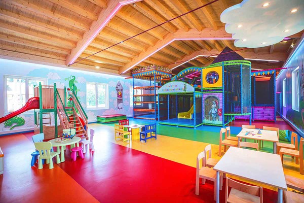 The Children's Indoor Fun Park at Hotel Lacknerhof has been completed
Room view with fun park and creative corner in the hotel Lacknerhof. A modern and humorous children's indoor game landscape for all children age groups