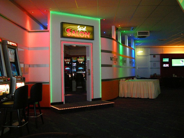 Design interior cazino – un cazino conceput ca o camera într-o camera – integrat într-un local de pariuri.
 Design interior pentru sali de jocuri cazino cu un aranjament mic de bistro – care poate fi vizitat de vizitatori.